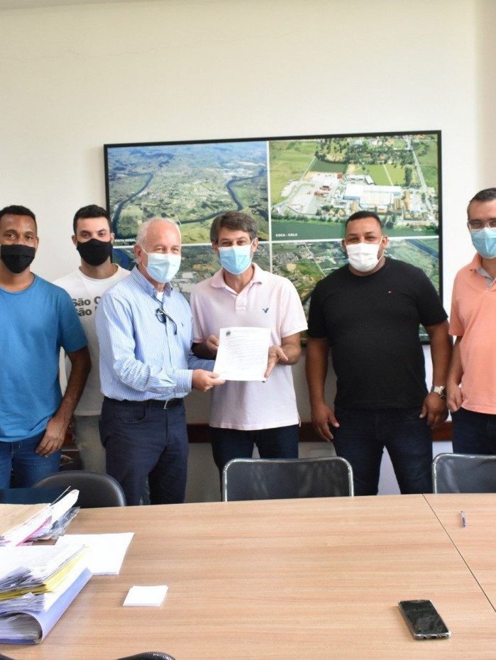 Vereadores e secret&aacute;rios participaram da reuni&atilde;o com o diretor da CEHAB-RJ