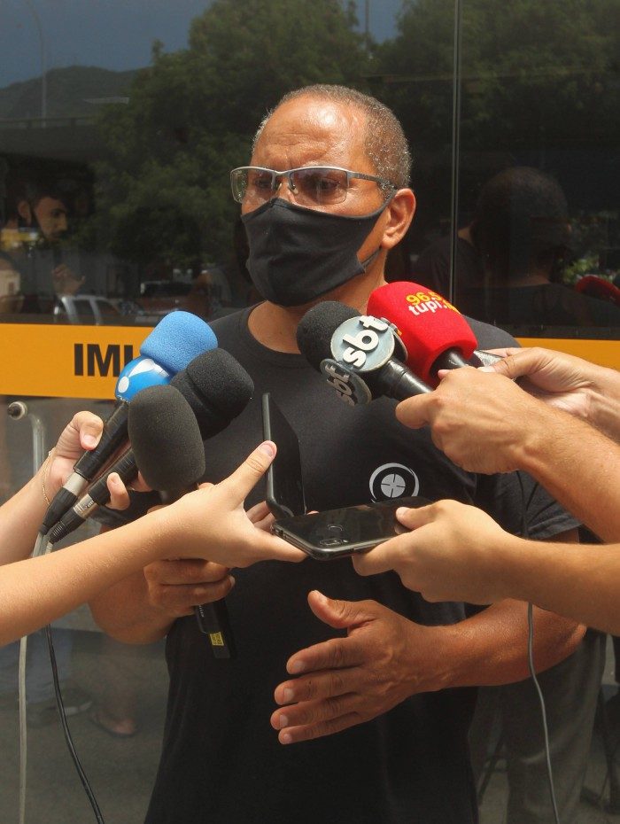 Parentes do Militar Israel Corr&ecirc;a, que foi morto por bandidos num assalto, compareceram no IML, para a libera&ccedil;&atilde;o do corpo do militar. Na foto, o pai, Marcelo Corr&ecirc;a, o pai.