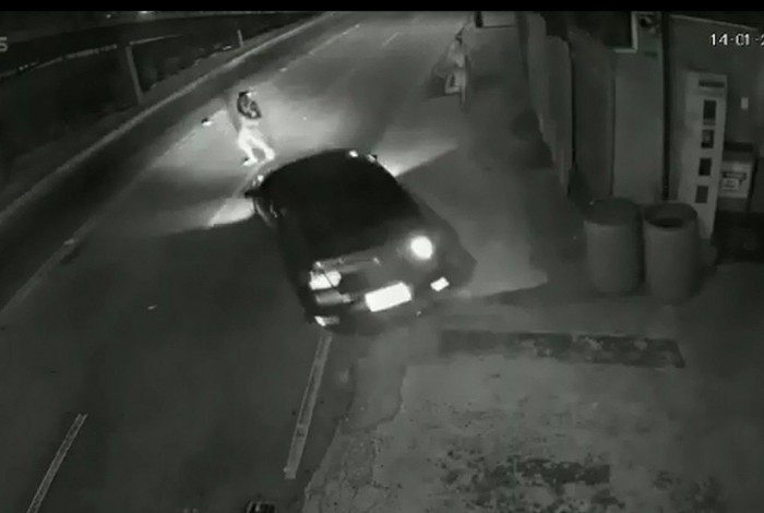 Motorista 'joga' carro contra bandidos e consegue fugir de assalto