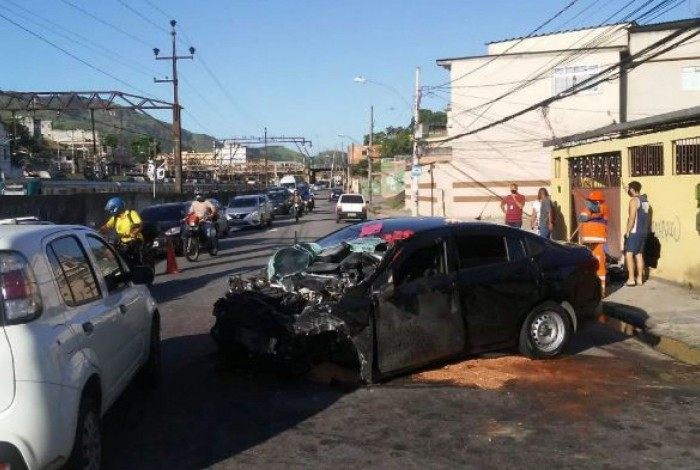 Grave acidente de carro deixa um jovem morto e outros três feridos em Quintino