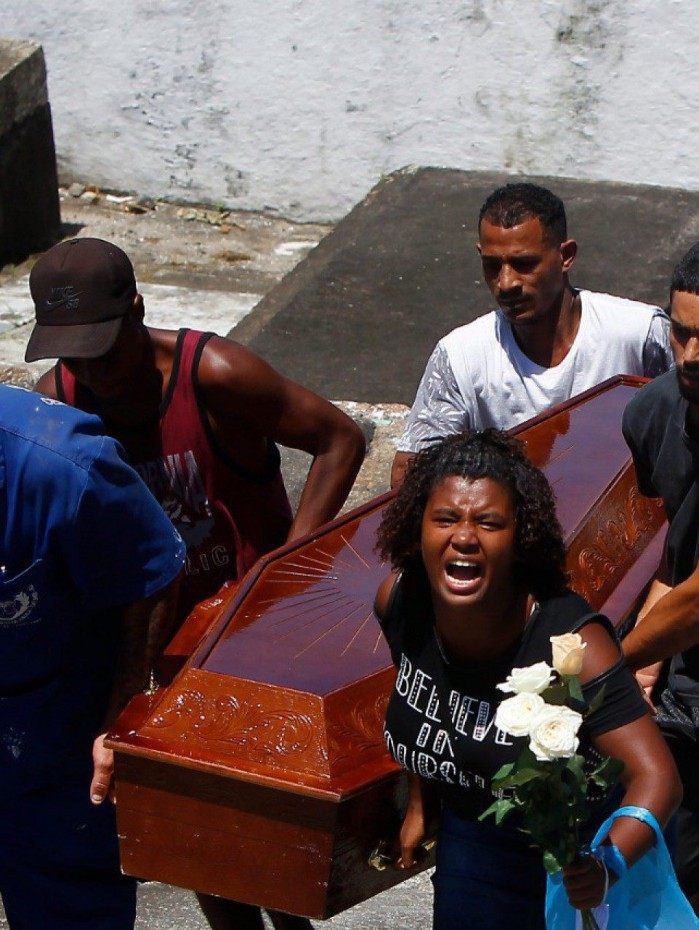 Amigos e familiares se despedem de Fabíola Rodrigues no Cemitério do Catumbi