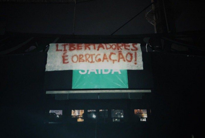 Faixa de protesto do Fluminense