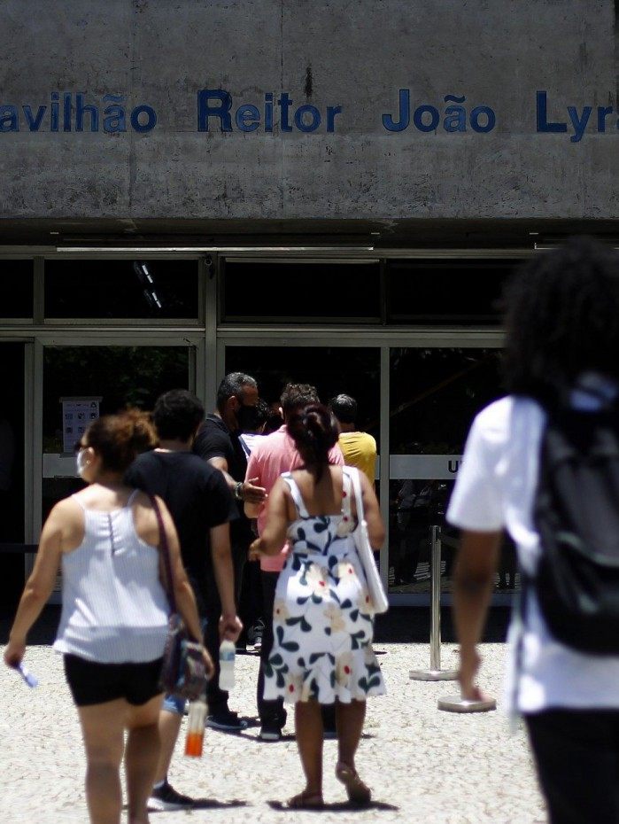 Estudantes indo fazer o Enem