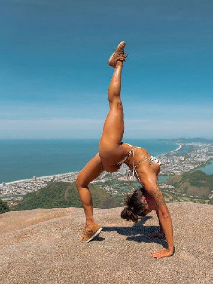 Na Pedra Bonita, Aline Riscado esbanja boa forma ao fazer ...