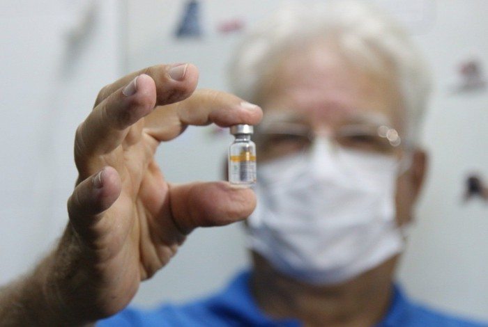 Idosos não acamados, com mais de 90 anos, receberão a segunda dose da vacina CoronaVac