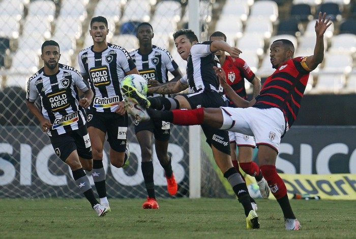 Bruno Nazário aperta a marcação após cobrança de falta, mas o Botafogo teve erros na defesa