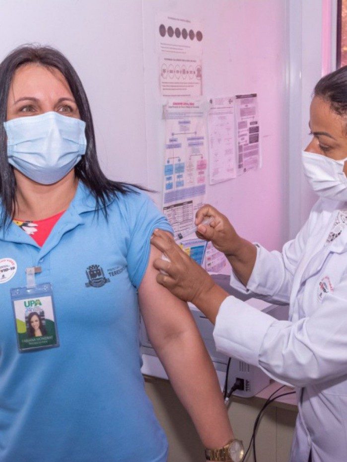 Vacina&ccedil;&atilde;o contra a Covid-19 em Teres&oacute;polis