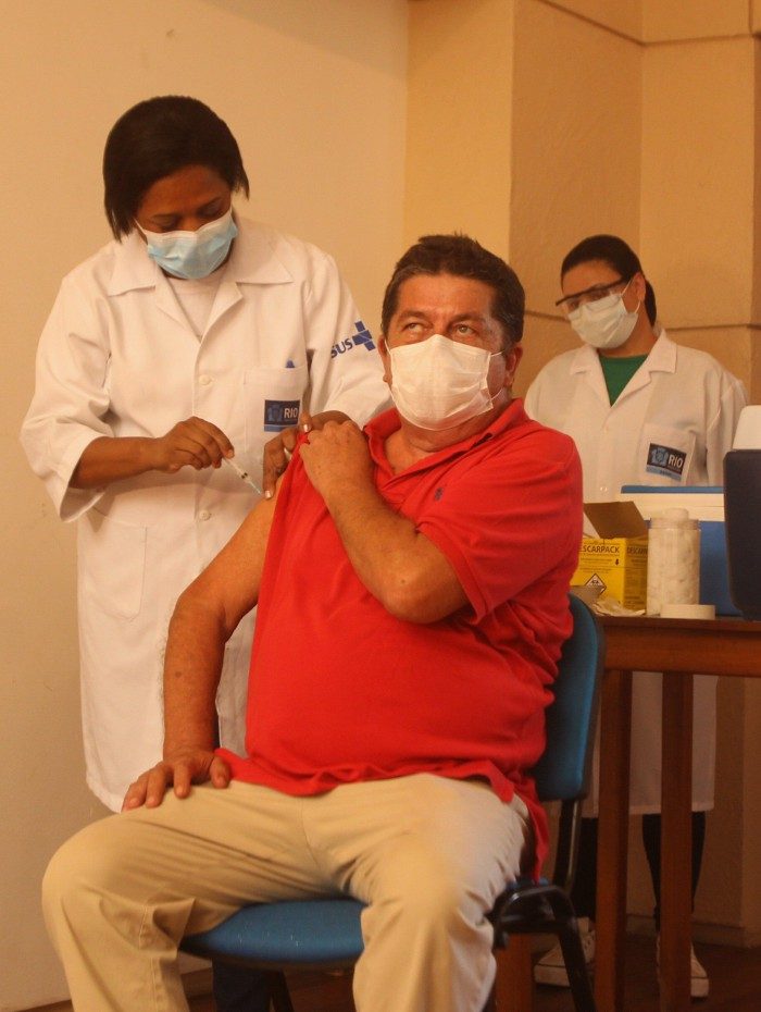 Vacinação no Retiro dos Artistas em Jacarepaguá. O Ator e Diretor do retiro, Stepan Nercessian recebe a vacina.