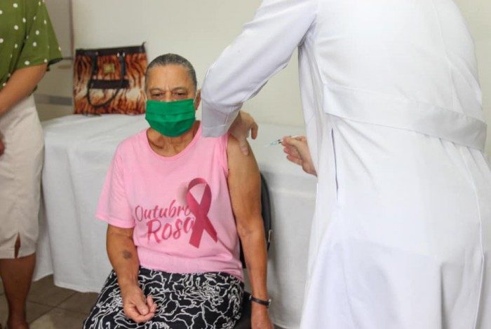 Dona Alzira de 71 anos, foi a primeira imunizada, em Laje do Muriaé, no Noroeste Fluminense, nesta quinta-feira, 21.