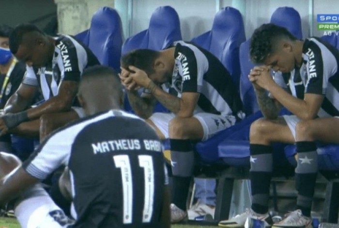 Jogadores do Botafogo cabisbaixos após mais um fracasso na temporada