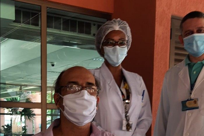 Infectologista Márcio Góis, 70 anos, foi um dos primeiros vacinados