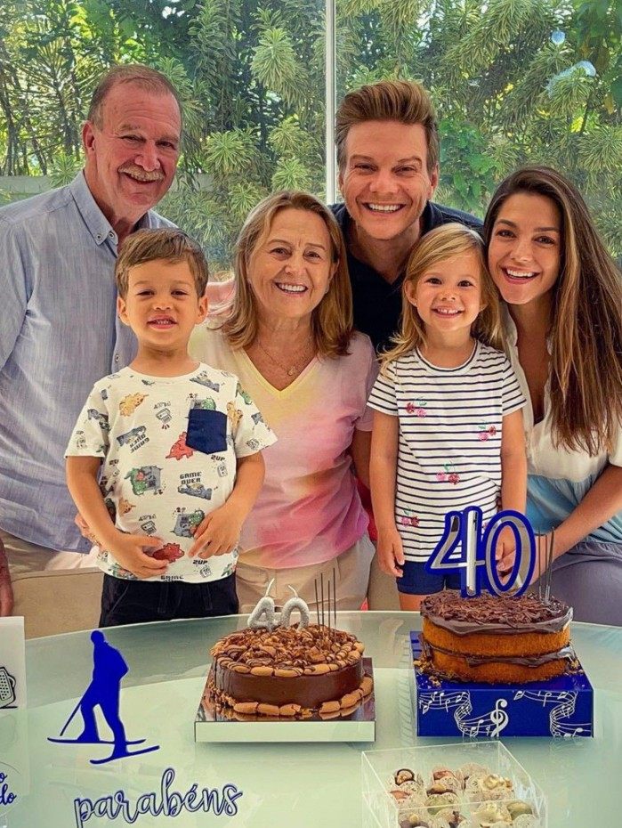 Michel Tel&oacute; comemora 40 anos cercado pela fam&iacute;lia