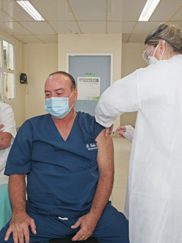 Búzios inicia vacinação contra a Covid-19 e profissionais da Saúde se emocionam 
