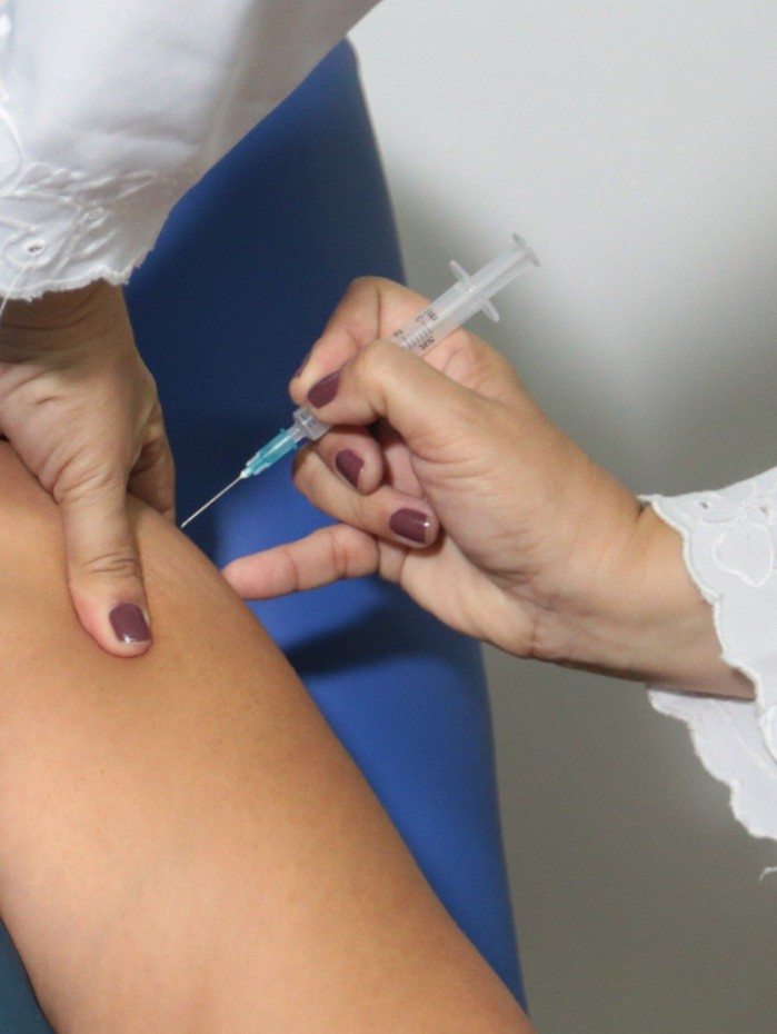 A distribui&ccedil;&atilde;o e a aplica&ccedil;&atilde;o das vacinas est&atilde;o sendo controladas atrav&eacute;s de protocolos direcionados pelo Minist&eacute;rio da Sa&uacute;de