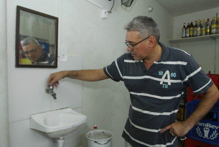Ronaldo Nunes, que trabalha numa distribuidora de bebidas na Lapa. O estabelecimento, que vende água mineral, está sem o abastecimento de água da CEDAE.