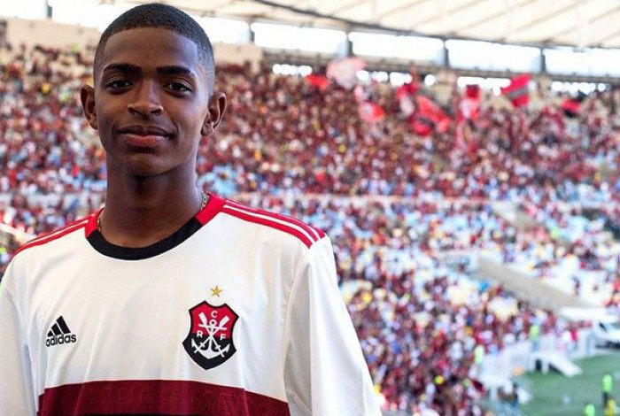 Ronald, de 18 anos, assinará o primeiro contrato como profissional