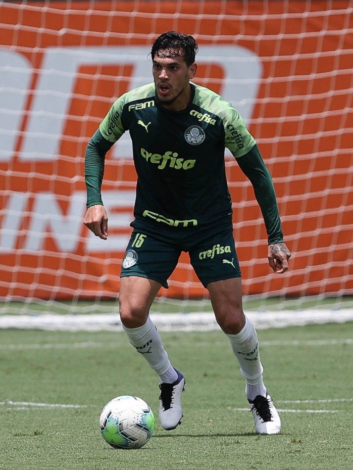 Gustavo Gómez volta a treinar no Palmeiras
