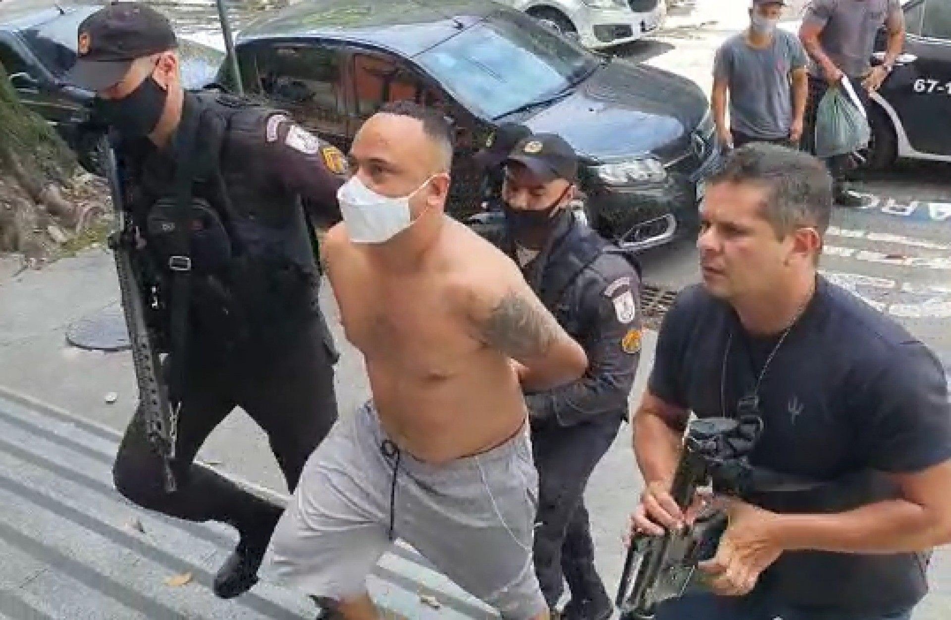 Pol&iacute;cia prende vigilante de banco suspeito de integrar o tr&aacute;fico de drogas na Tijuca 