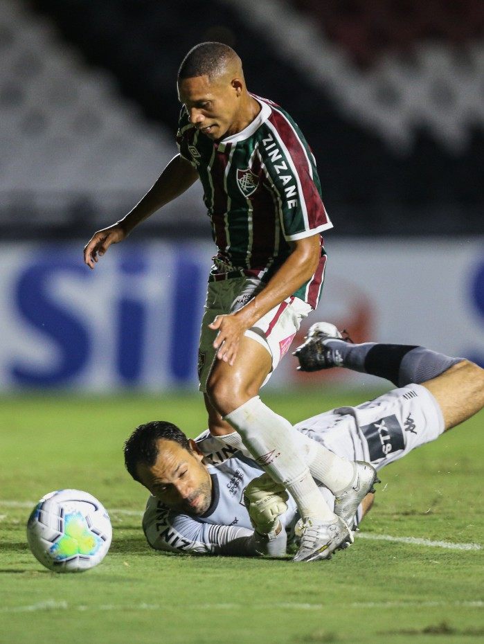 Após ser derrubado por Diego Cavalieri na área, Wellington Silva cobrou o pênalti e fechou o placar