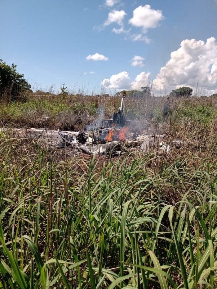 Avião ficou completamente destruído após cair em Luzimangues - Divulgação