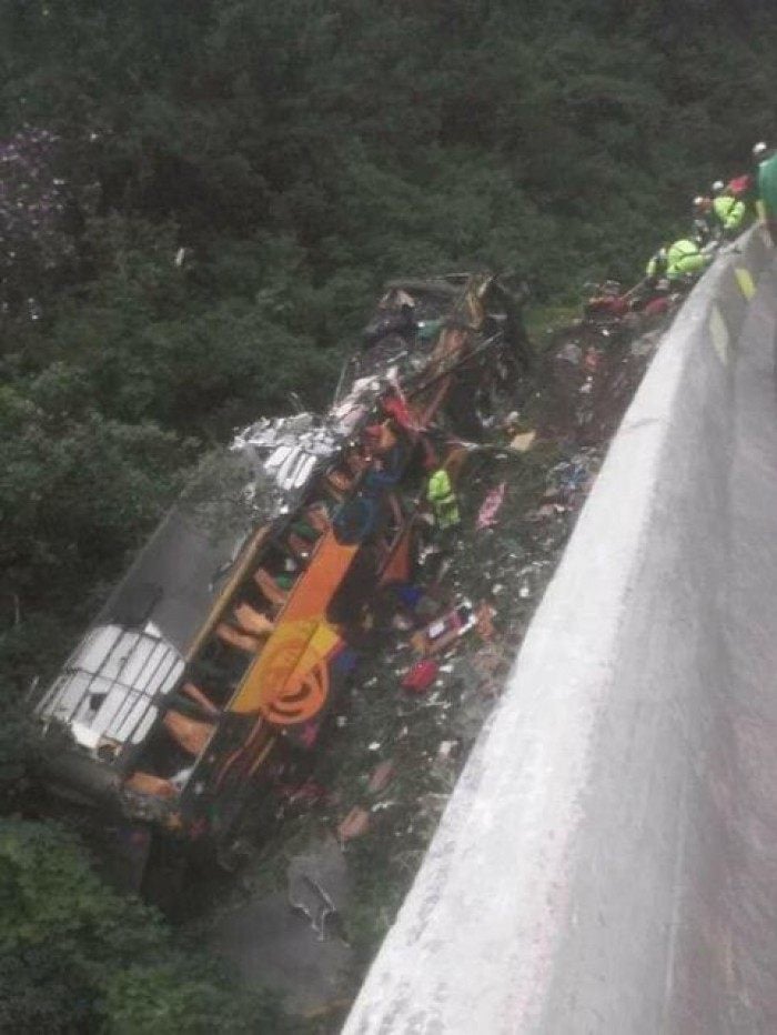 Ônibus tombou às margens da rodovia na altura do km 668, no trecho conhecido como Curva da Santa