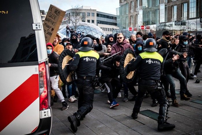 Manifestantes protestam contra restrições na Holanda