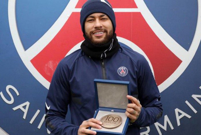 Neymar recebe medalha