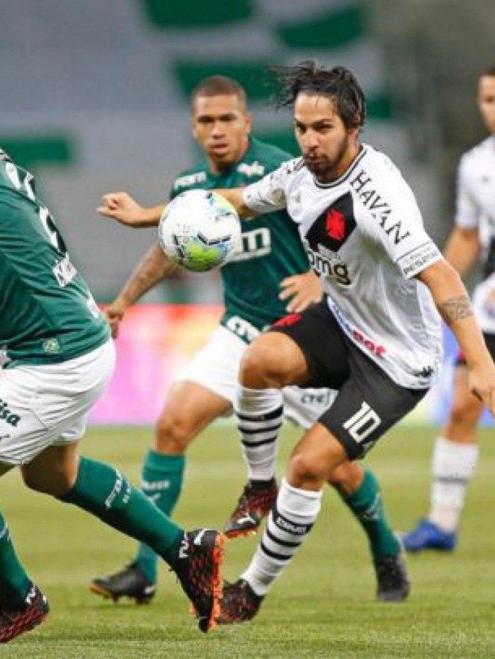 Martin Benítez em ação diante do Palmeiras no Allianz Parque
