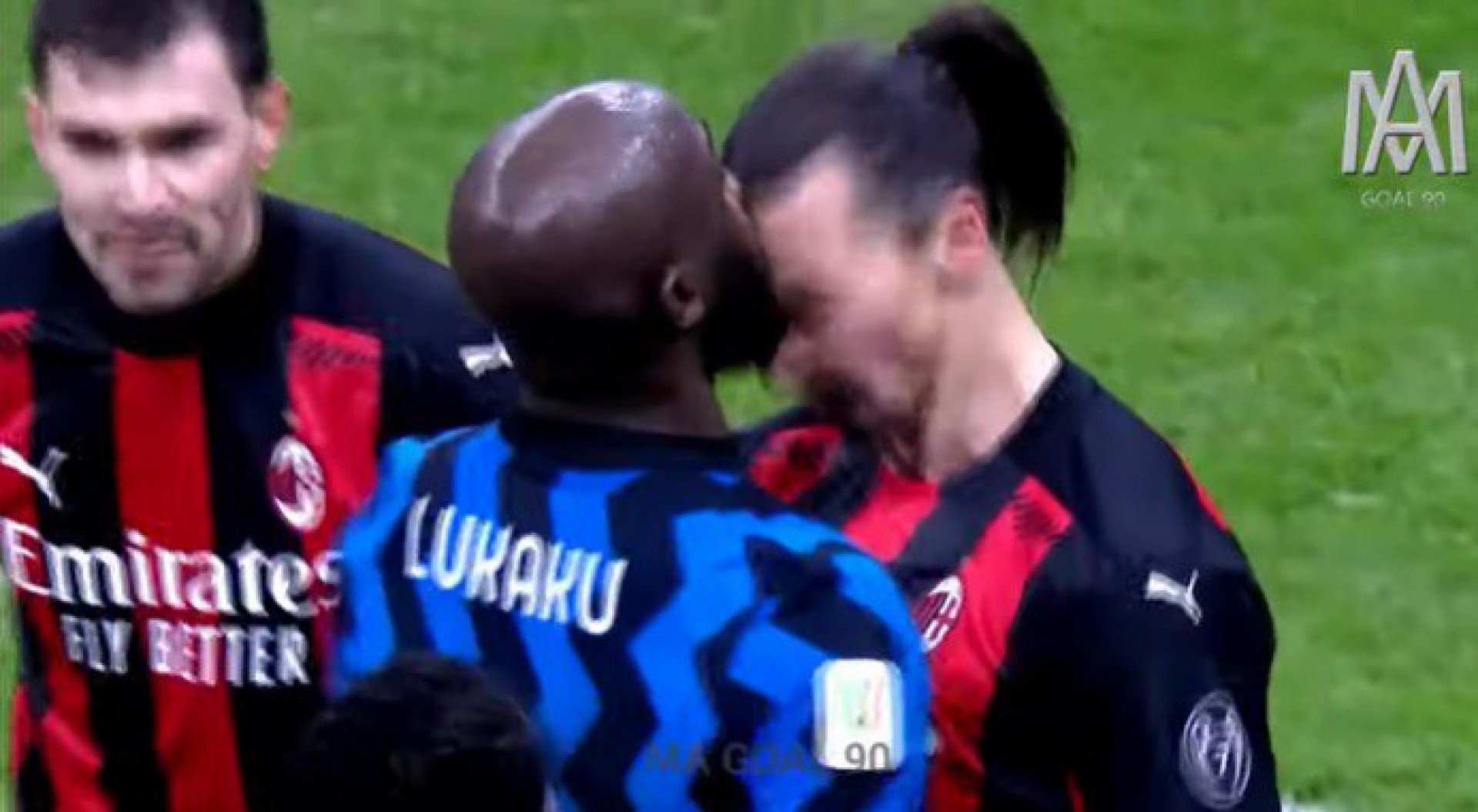 VÍDEO: Lukaku e Ibrahimovic se desentendem durante clássico italiano