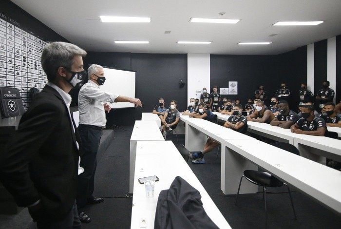 Eduardo Freeland (E) e Vinicius Assumpcao conversam com os jogadores no Nilton Santos