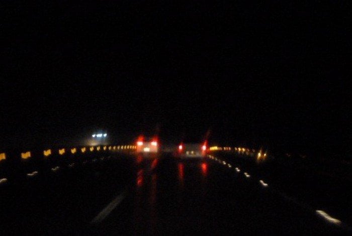 Um trecho escuro da Rio-Santos: rodovia é perigosa demais para travessia à noite que não seja feita em uma passarela