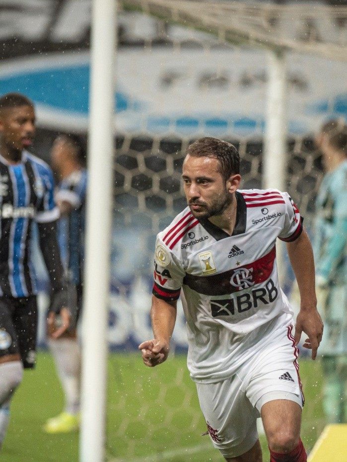Everton Ribeiro comemora