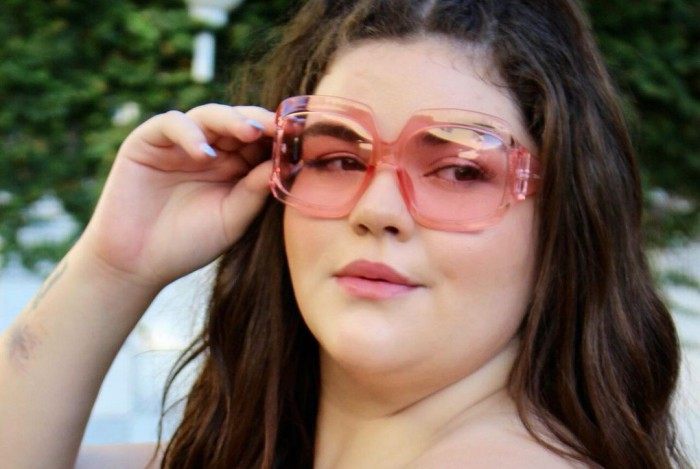 Laura Sim&otilde;es, filha de Fabiana Karla, posa de biqu&iacute;ni