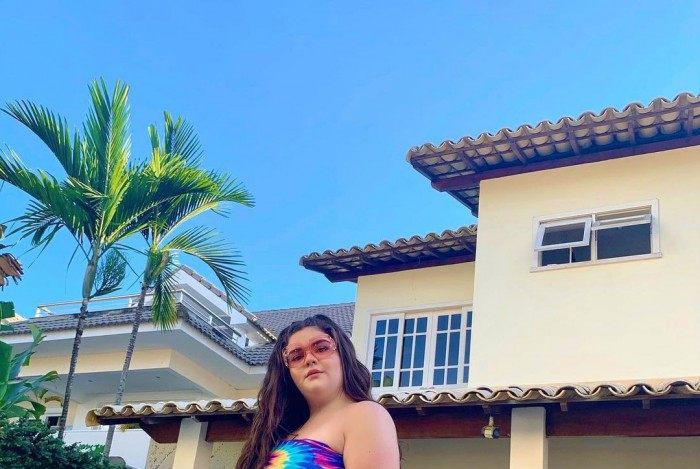 Laura Sim&otilde;es, filha de Fabiana Karla, posa de biqu&iacute;ni