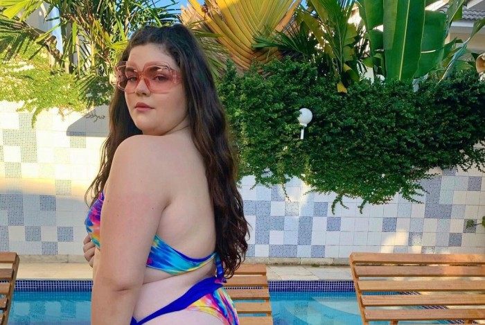 Laura Sim&otilde;es, filha de Fabiana Karla, posa de biqu&iacute;ni