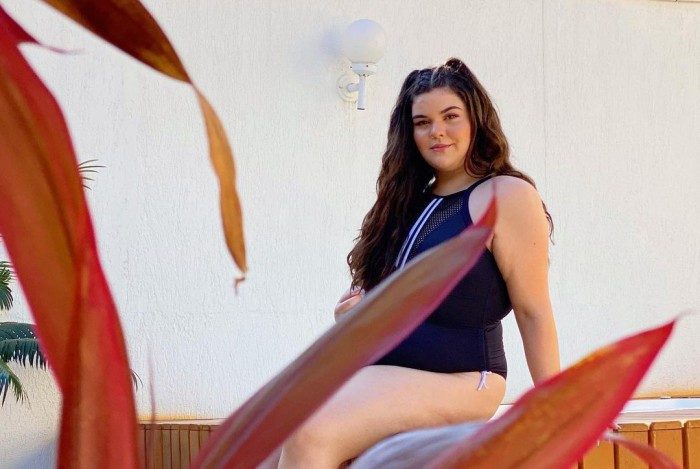 Laura Sim&otilde;es curte dia de sol na piscina