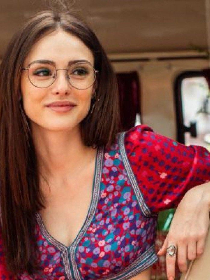 Isabelle Drummond como Tina