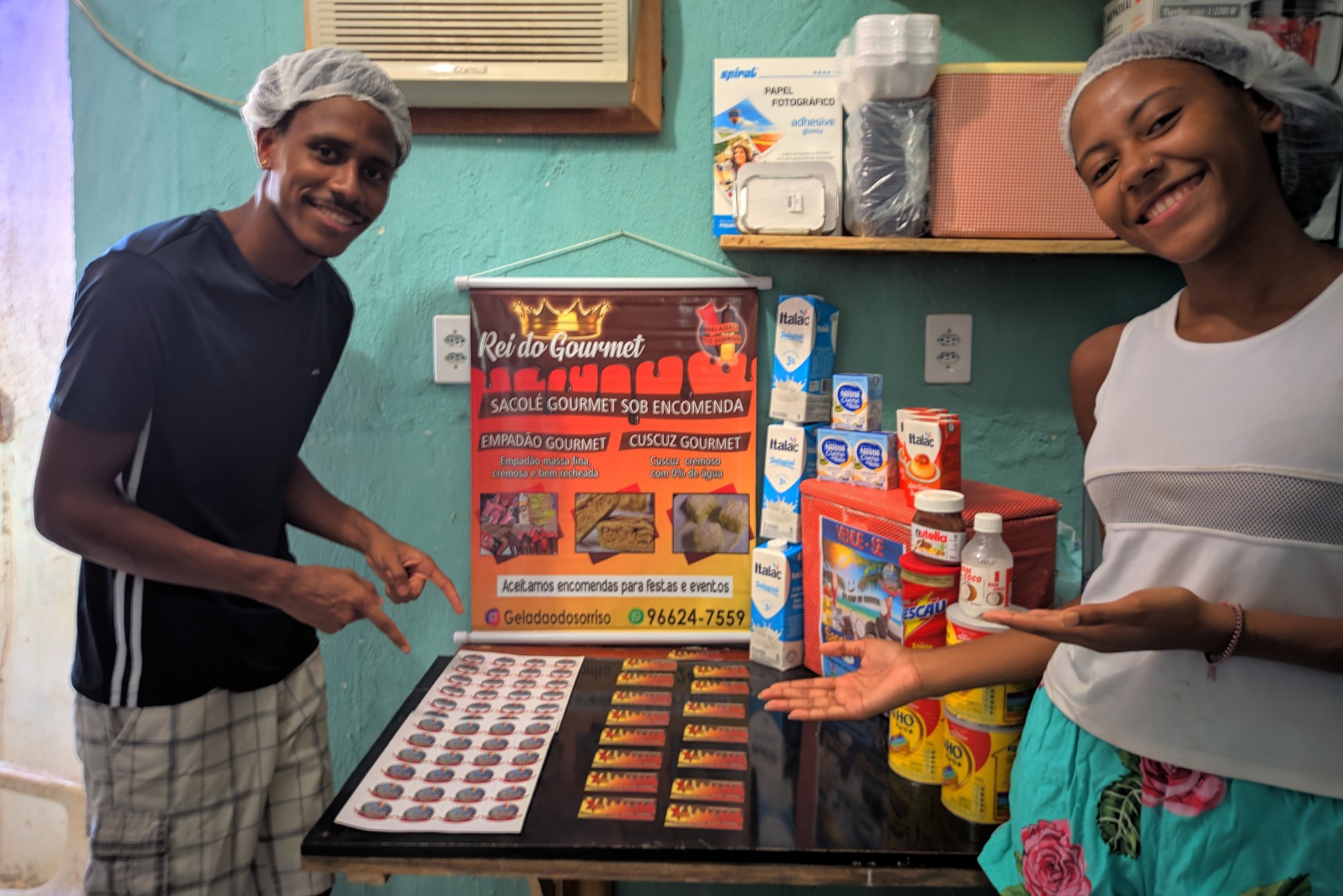 O empreendedor conta com a ajuda de uma irmã para vender os sacolés - Arquivo Pessoal