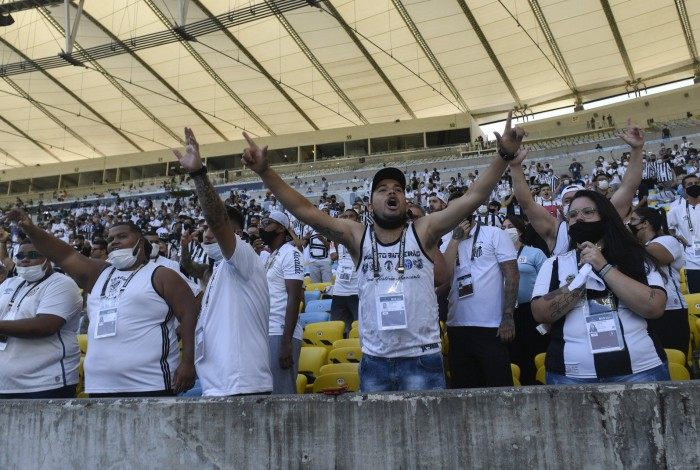 Final da Libertadores no Maracanã teve a presença de alguns convidados, causando aglomerações