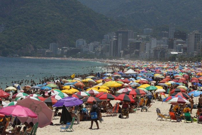 Apesar do alto risco de contágio na cidade do Rio, cariocas lotaram as praias do Arpoador, Leblon e Ipanema