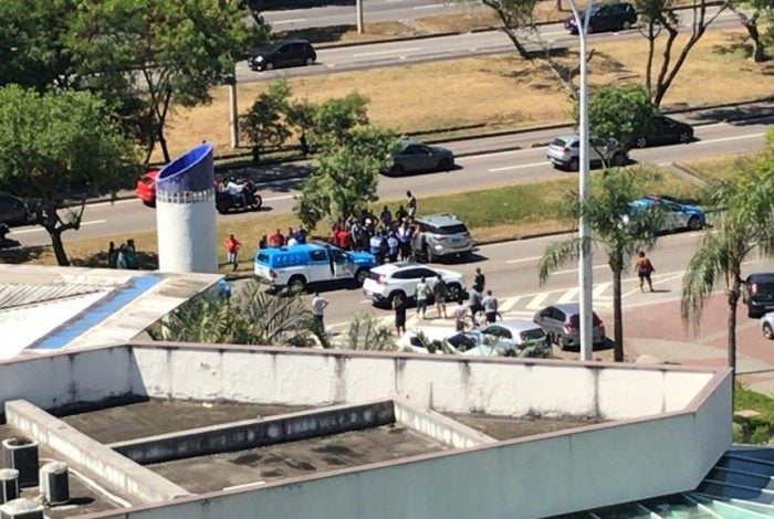 Criminosos metralham carro de ex-PM na Avenida das Américas, na Barra