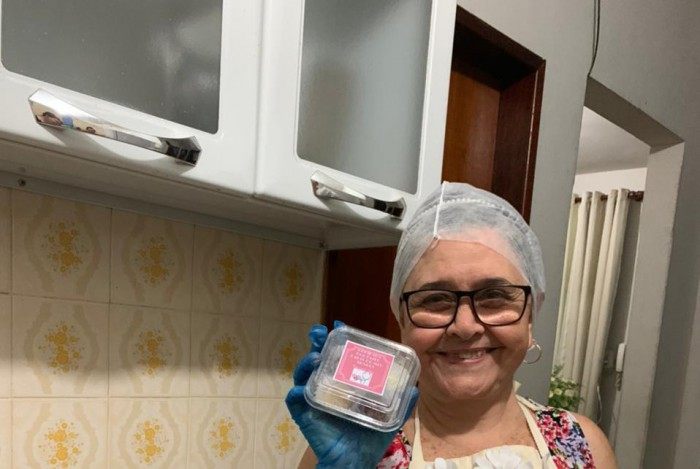 A av&oacute; &eacute; um referencial para a estudante que herdou os dons culin&aacute;rios; dona Margarida ajuda a neta na fabrica&ccedil;&atilde;o dos docinhos.&nbsp;