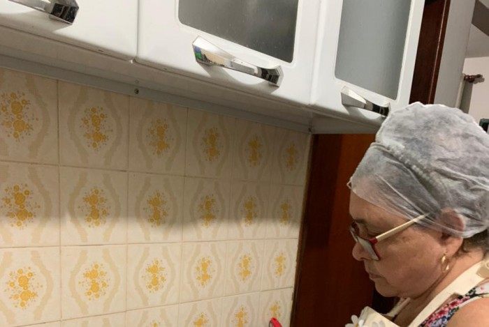 A av&oacute; &eacute; um referencial para a estudante que herdou os dons culin&aacute;rios; dona Margarida ajuda a neta na fabrica&ccedil;&atilde;o dos docinhos.&nbsp;