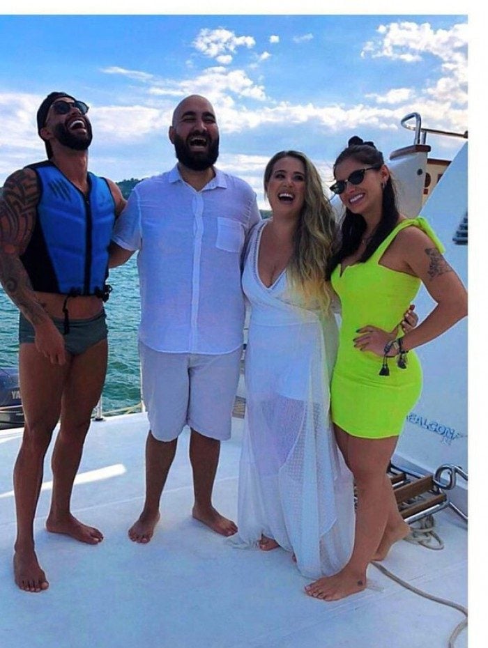 Gusttavo Lima e Andressa Suita tiram fotos com fãs - reprodução do instagram