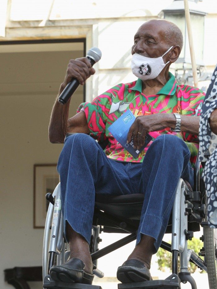 Músico mangueirense Nelson Sargento, de 96 anos, também foi imunizado