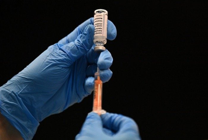 Empresas correm para aprimorar suas vacinas contra as novas variantes da covid-19