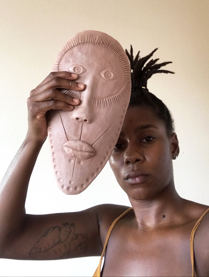 Gabriella Marinho se destaca nas obras com cerâmicas nas quais retrata símbolos africanos e femininos
