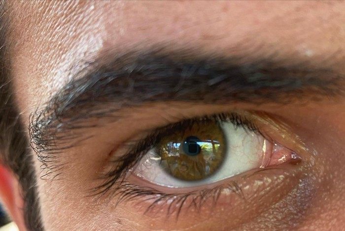 F&atilde;s acreditam ser poss&iacute;vel enxergar Bruna Marquezine refletida no olho de Enzo Celulari