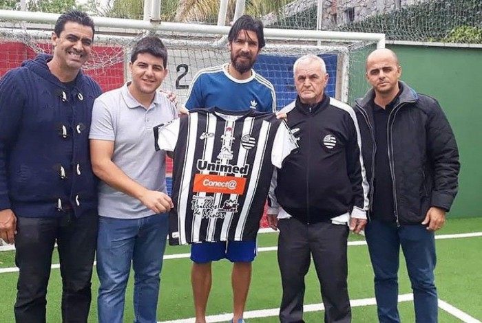 Loco Abreu posa com a camisa do Athletic Club Futebol