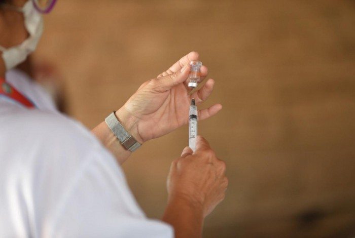 Lote será destinado à vacinação de trabalhadores em saúde e idosos da faixa etária entre 75 e 84 anos